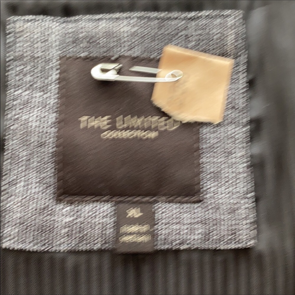 The Limited Short Tulip Sleeve Jacket - Picture 10 of 11